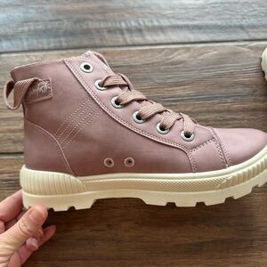 Blowfish girls size 4 boots from Stitchfix. Dusty pink/rose color